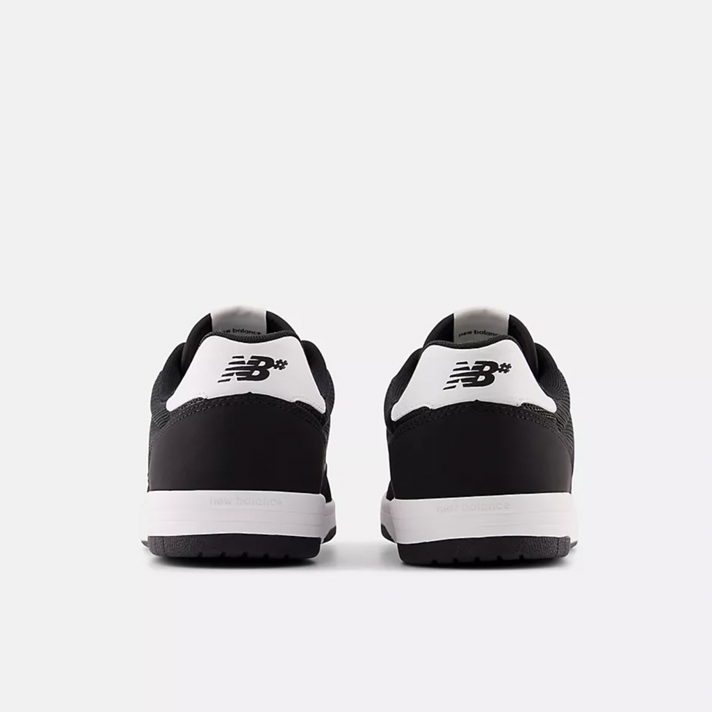 A pair of NB NUMERIC 425 black and white shoes on a white background.
