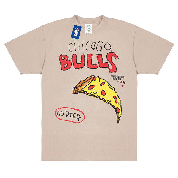 The A.S.S. X SHAKA WEAR X NBA BULLS TEE OATMEAL by AFTER SCHOOL SPECIAL is a premium heavyweight beige T-shirt featuring a hand-drawn design with "Chicago Bulls" text, a slice of pizza, and a "Go Deep" text bubble. An official NBA tag is attached.