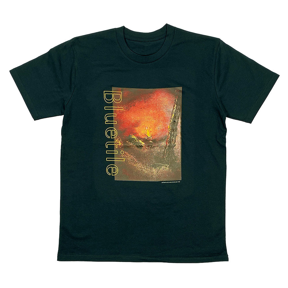 A BLUETILE CAMP SIDE TEE PINE GREEN with an image of a fire in the sky.