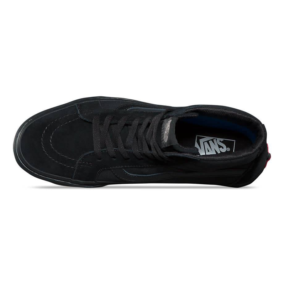 VANS MADE FOR THE MAKERS SK8-HI REISSUE UC sneakers in black are some tough shoes that provide both comfort and style. Worn by various creative communities, these sneakers are a must-have for anyone seeking a durable and stylish shoe option.