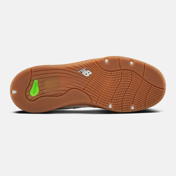 The back of a shoe with a green sole from NB Numeric NB NUMERIC TIAGO 1010 WHITE/BLACK/GUM.