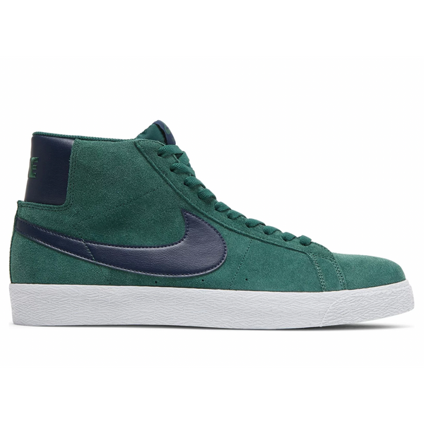 The NIKE SB BLAZER MID NOBLE GREEN / MIDNIGHT NAVY is a stylish sneaker in a vibrant green and blue colorway.