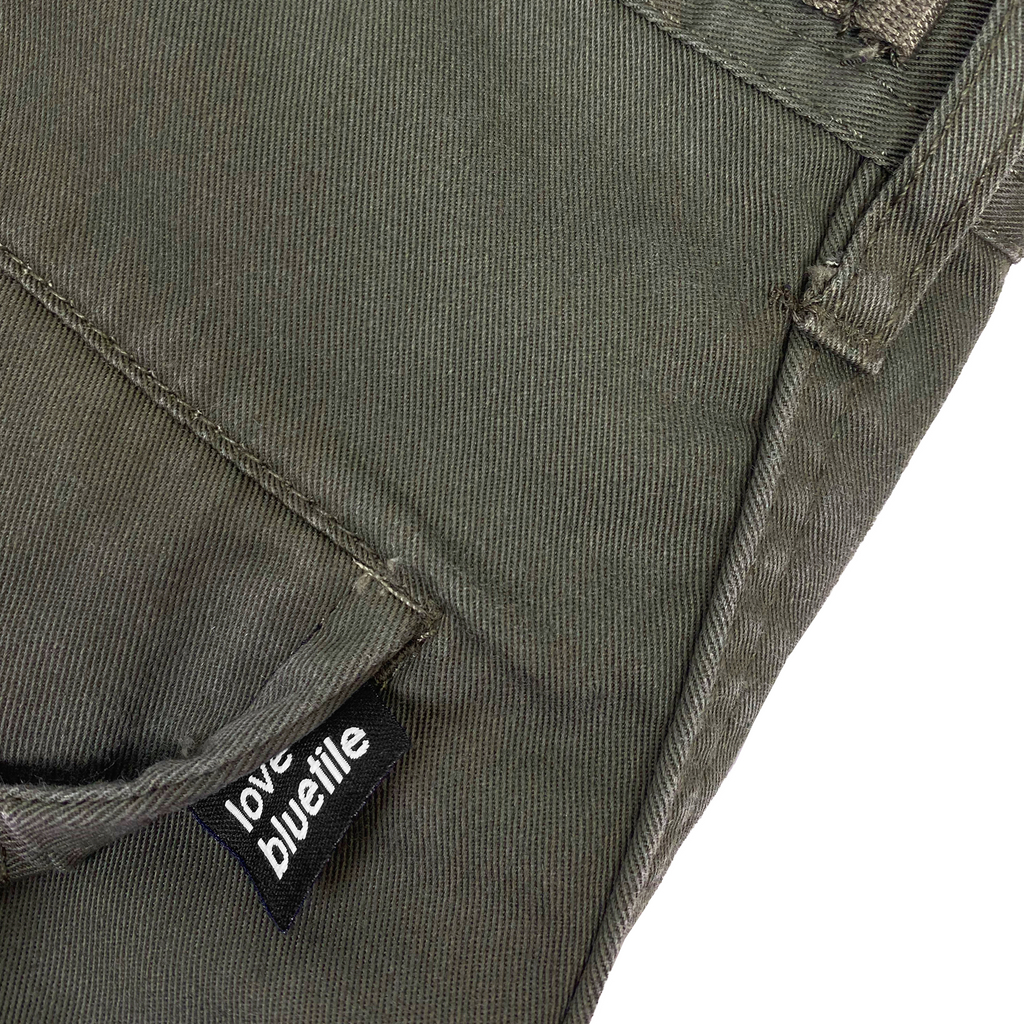 The back pocket of a pair of durable and comfortable BLUETILE FORAGER CARGO PANT OLIVE GREEN pants with multi-use utility pockets by Bluetile Skateboards.