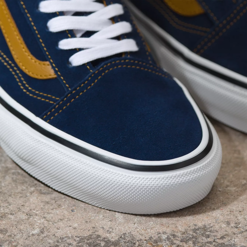 The VANS REYNOLDS SKATE OLD SKOOL NAVY / GOLDEN BROWN is a classic shoe that pays homage to the Reynolds skate style.