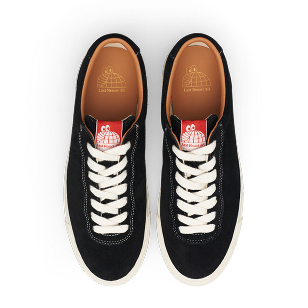 A pair of LAST RESORT AB VM001 SUEDE BLACK/WHITE sneakers made of suede material with white laces.