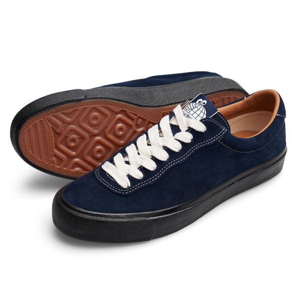 A pair of LAST RESORT AB VM001 SUEDE NAVY/BLACK sneakers with black soles.